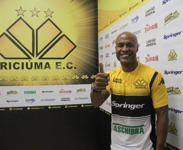 Marcos Assunção é apresentado oficialmente