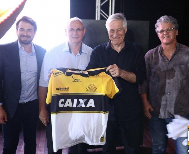Max Gehringer recebe camisa do Tigre