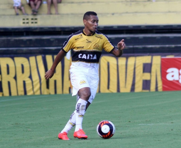 Meia renova e atacante entra em acordo