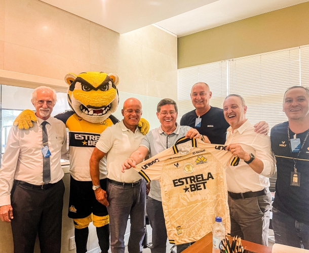 Membros do Criciúma visitam empresa Eliane  