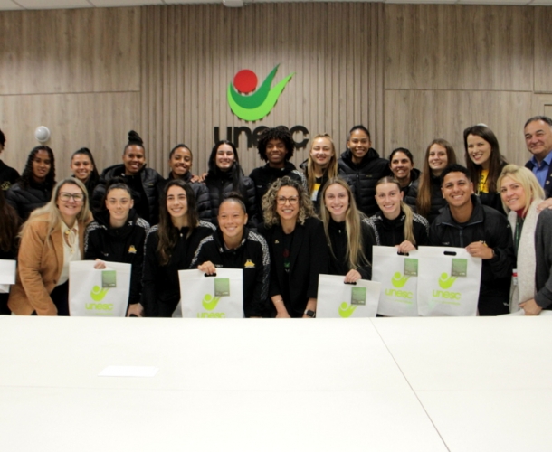 Meninas Carvoeiras visitam universidade antes de embarque para torneio internacional na China