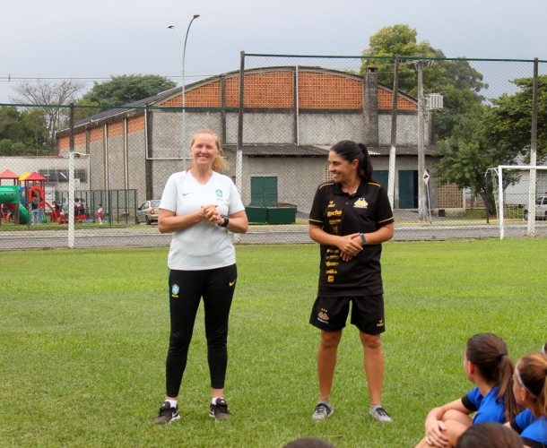 Meninas do Tigre recebem a visita da preparadora de goleiros da CBF