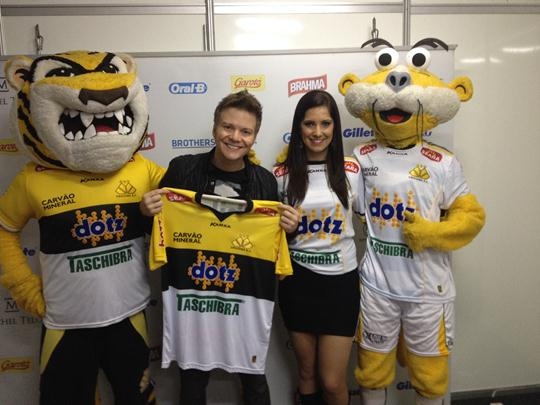 Michel Teló recebe camisa do Tigre