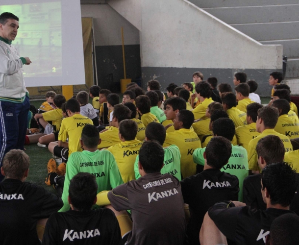 Pipoca passa ensinamentos para garotos da base