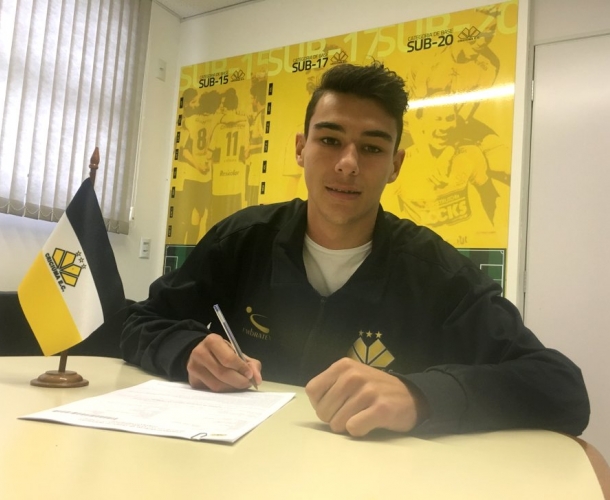 Primeiro contrato profissional de lateral