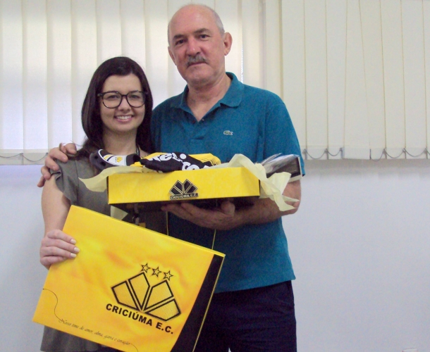 Sócio recebe kit oficial