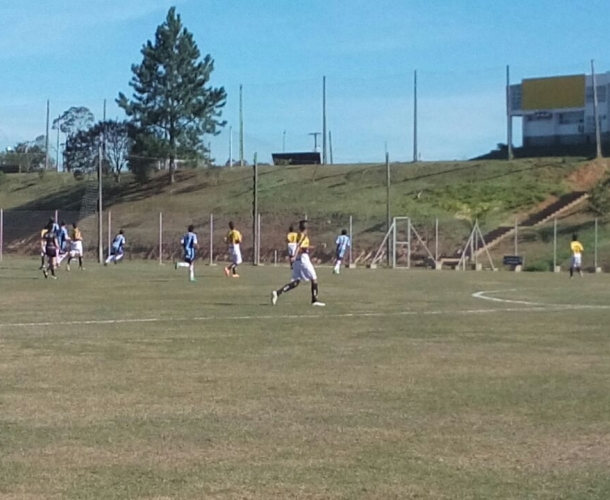 Sub-13 e Sub-15 batem Grêmio em jogo treino