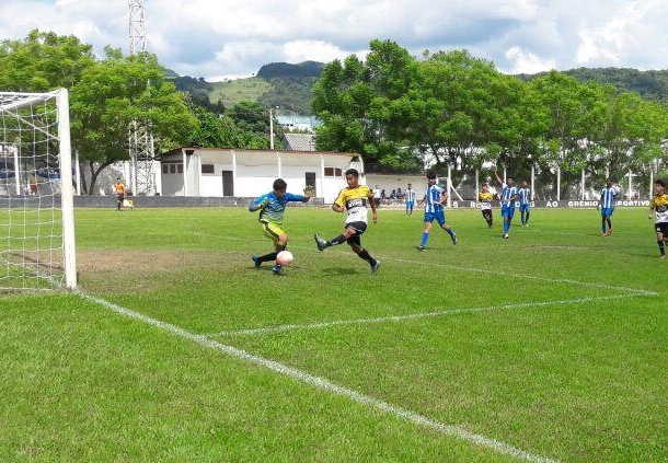 Sub-14 goleia e alcança a semifinal