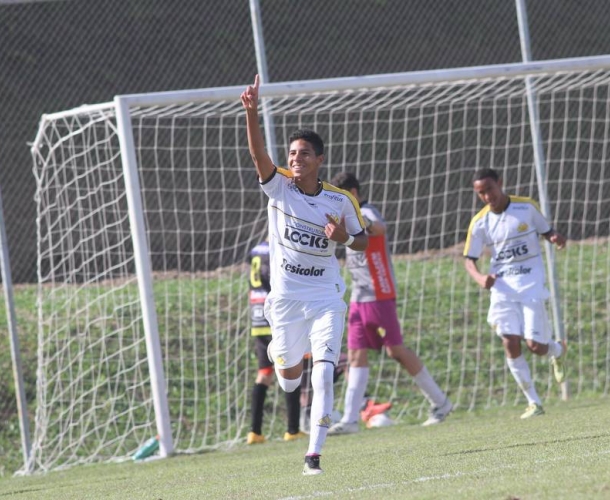 Sub-15 goleia o Brusque