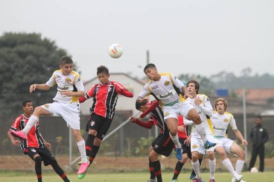 Sub-15 goleia o Joinville no CT