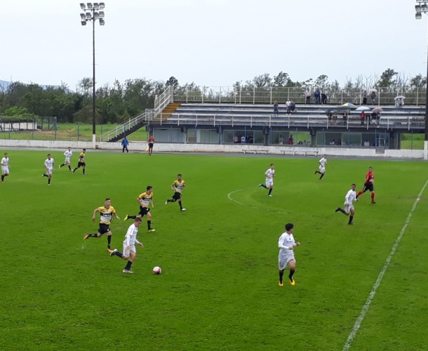 Sub-15 vence e Sub-17 fica no empate