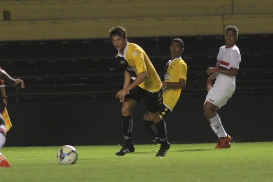 Sub-17 perde partida de ida