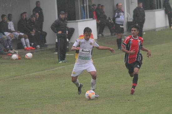 Sub-17 vira e bate o Joinville
