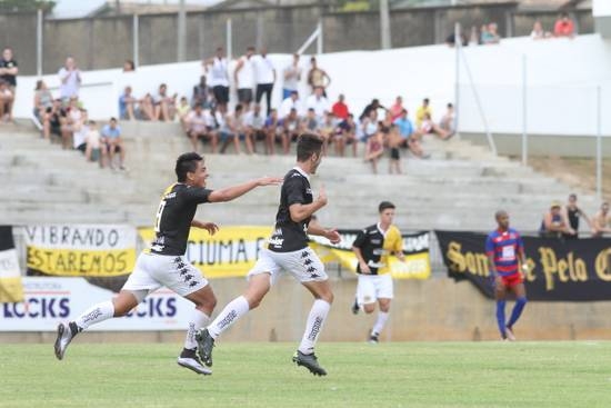 Sub-20 bate o Marcílio Dias no CT