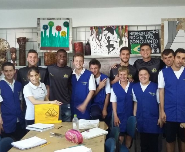 Sub-20 entrega donativos no Diomício Freitas