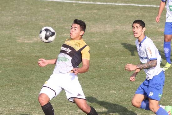 Sub-20 realiza teste em jogo treino no CT