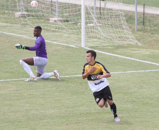 Sub-20 vence e assume a liderança