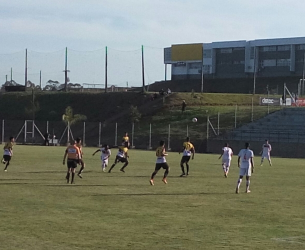 Sub-20 vence e segue líder