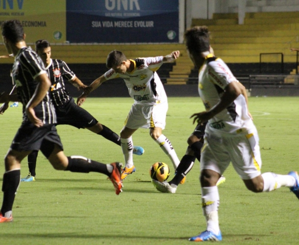 Sub-17 busca classificação contra o Corinthians