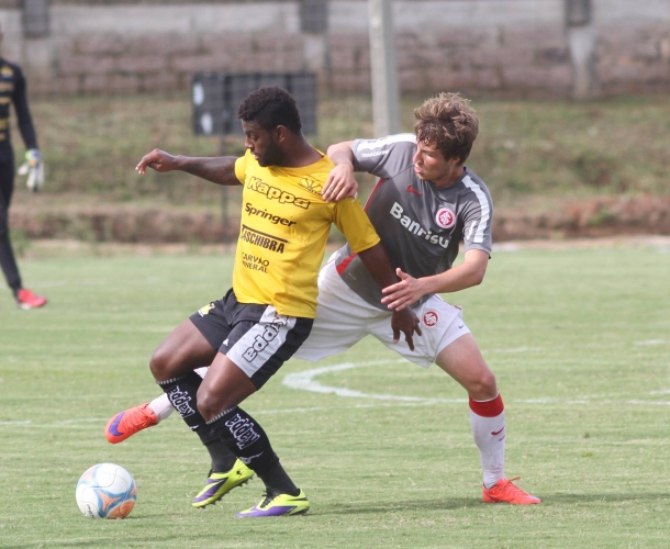 Sub-20 faz jogo treino no CT