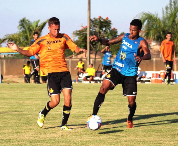 Sub-20 treina contra o profissional