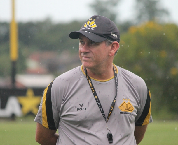 Tencati comanda treinamento técnico e tático