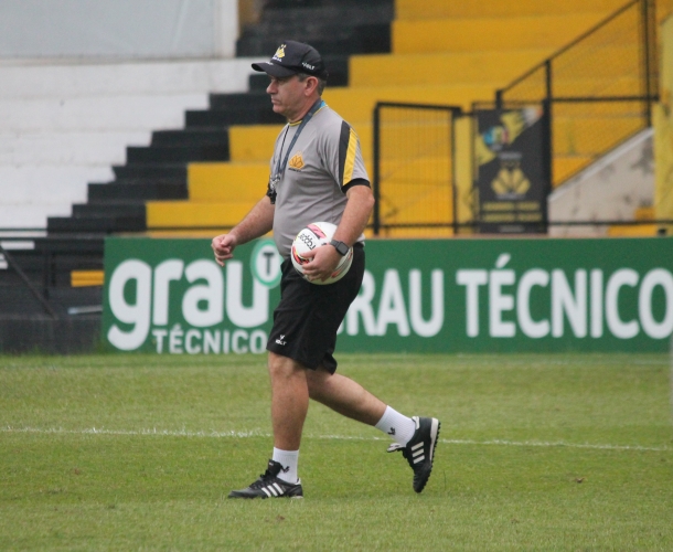 Tencati faz treino tático no Majestoso