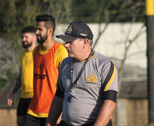 Tencati faz treino técnico e tático no CT