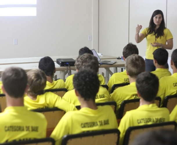 Tigre alerta garotos para boa alimentação