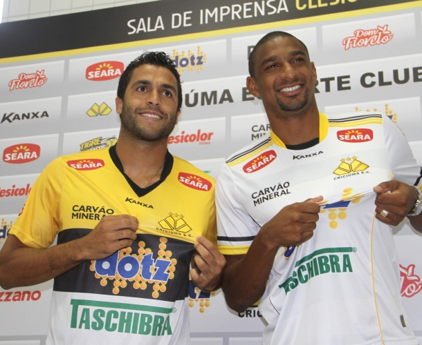 Tigre apresenta dupla de zagueiros