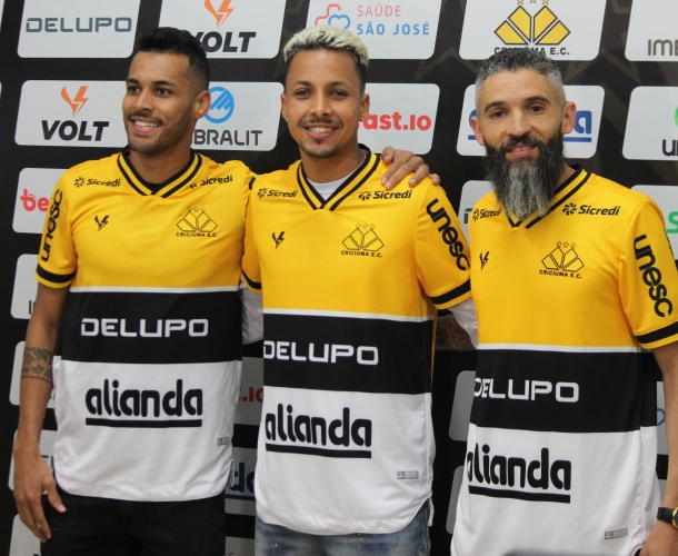 Tigre apresenta lateral-direito e dois meias