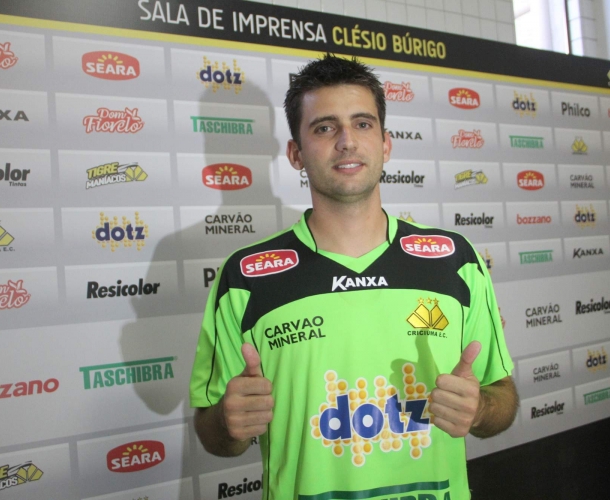 Tigre apresenta o goleiro Galatto