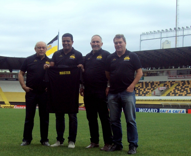 Tigre doa camisas para o time master 