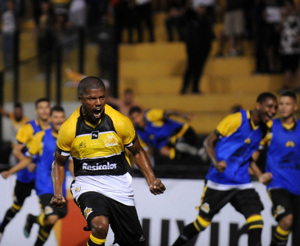 Tigre estreia com vitória de virada