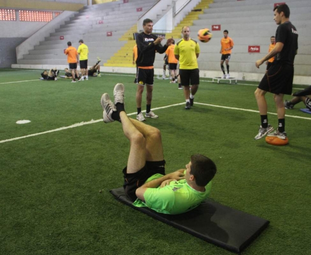 Tigre faz trabalho de força no ginásio