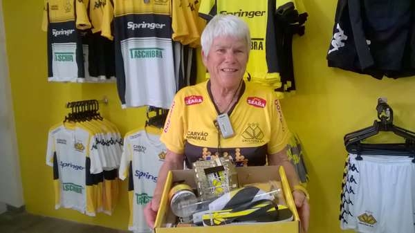 Tigre presenteia Dona De Lourdes 