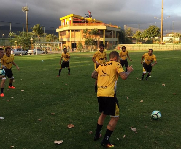 Tigre realiza treino no Rio