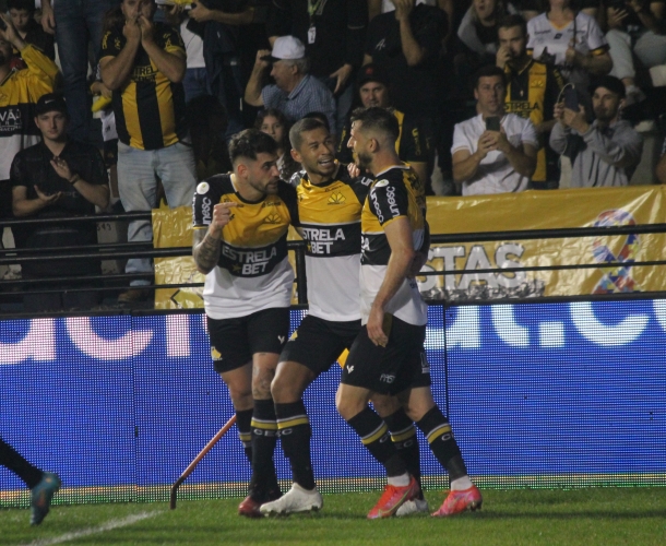 Tigre vence o CRB e volta ao G4