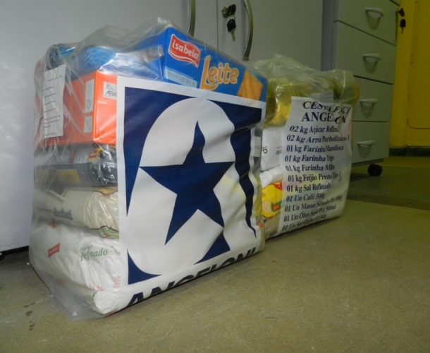 Torcedor doa cestas básicas para Jogo Solidário