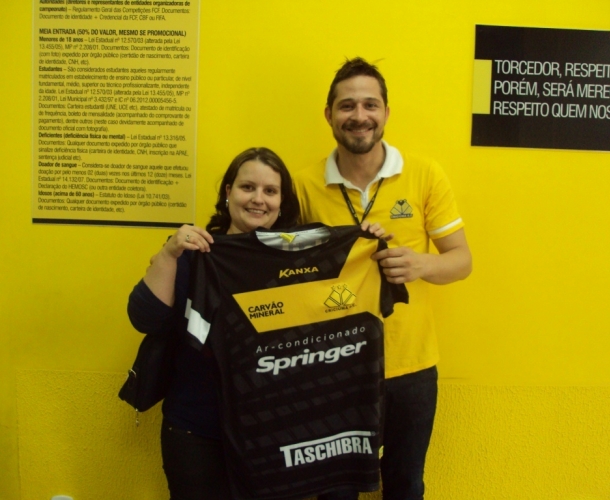 Torcedora ganha a nova camisa do Tigre