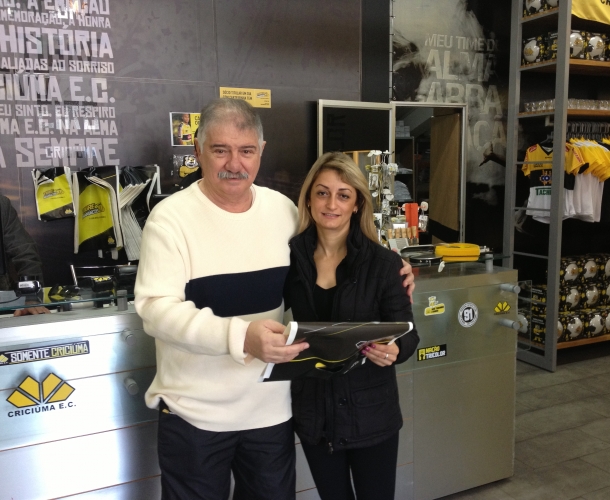 Torcedora recebe camisa oficial de promoção