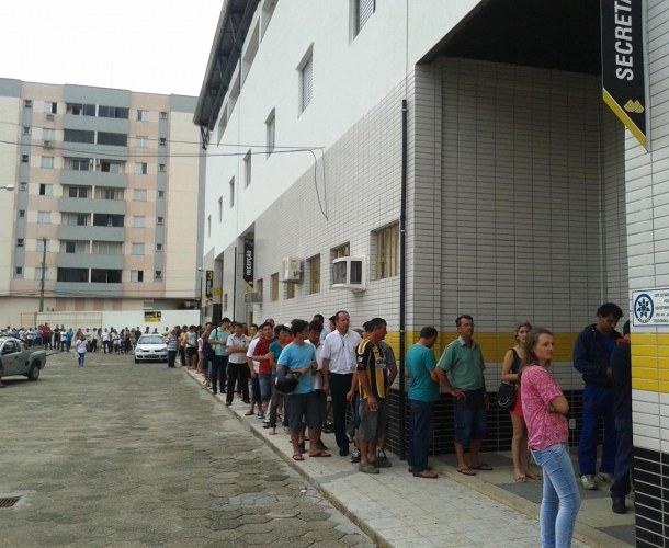 Torcedores fazem fila para aproveitar promoção