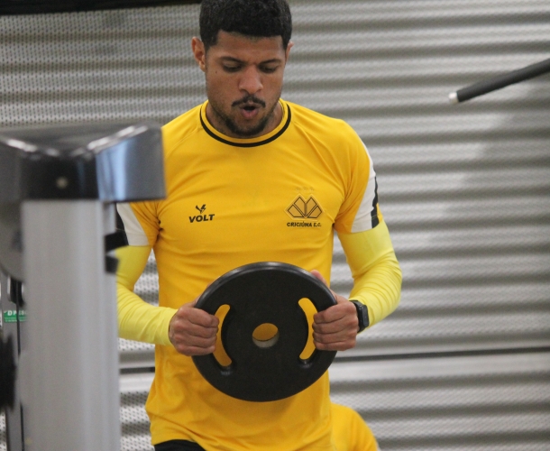 Treinamento de força e prevenção na academia