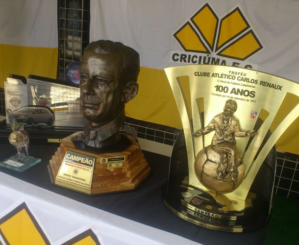 Troféus do título são expostos