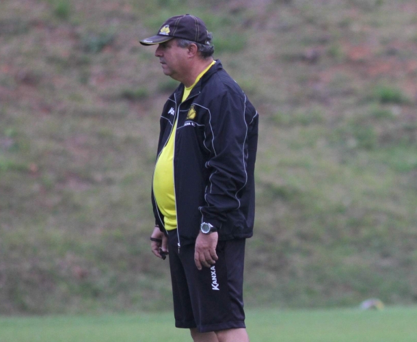 Vadão faz treino para definir o time