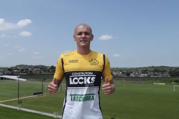 Zagueiro é apresentado no CT