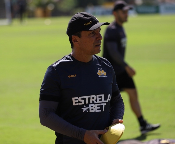 Zé Ricardo comanda trabalho técnico e tático no CT