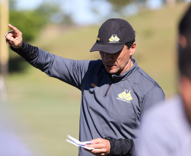Zé Ricardo comanda treino tático nesta terça