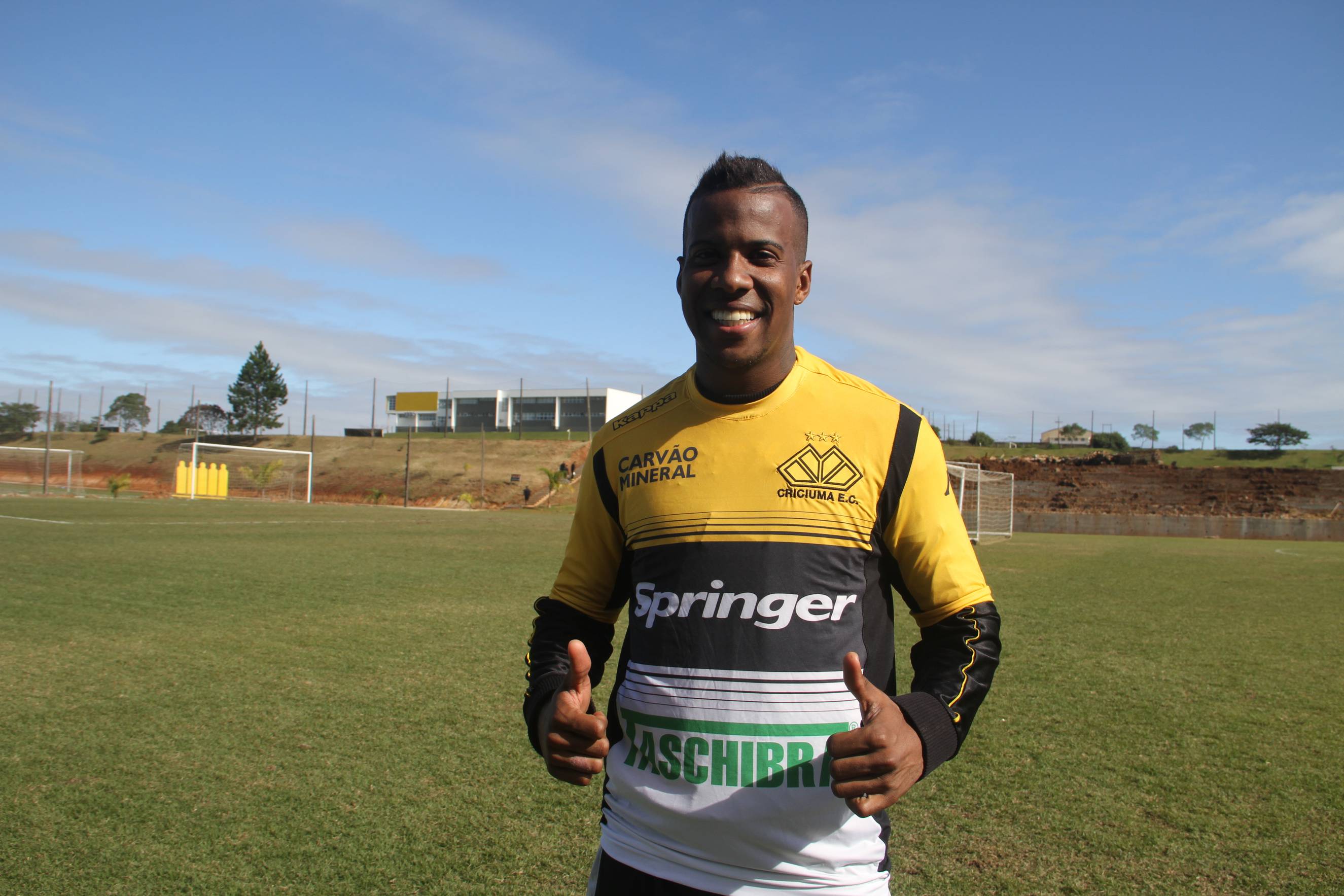 Criciúma apresenta lateral Guilherme Santos