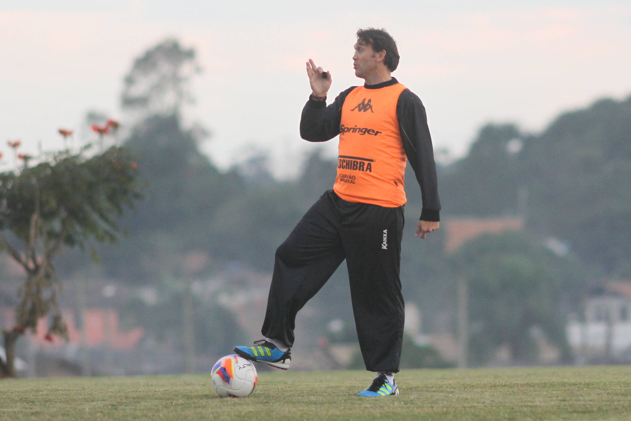 Criciúma realiza treino tático e de finalização